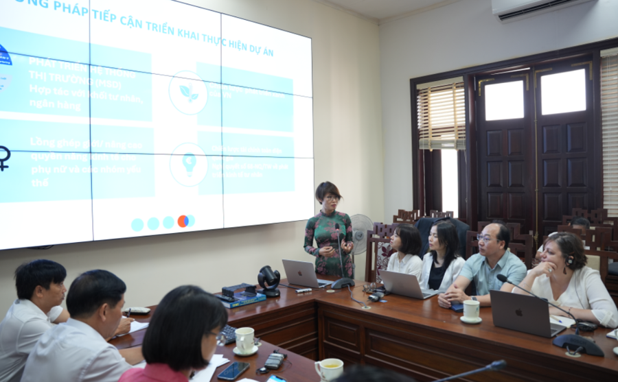 Thành viên Ban chỉ đạo dự án trình bày phương pháp tiếp cận triển khai thực hiện dự án.