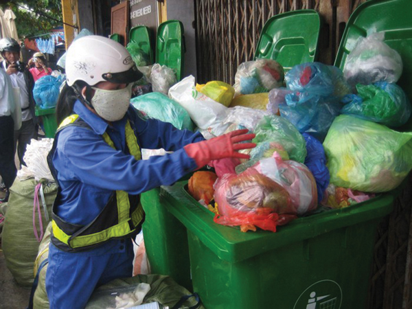Các chợ và cửa hàng tiện lợi ở Hà Nội không được sử dụng túi ni lông, hộp nhựa xốp khó phân hủy đóng gói thực phẩm từ 2028 - Ảnh 1