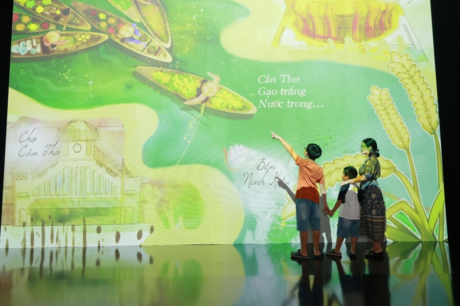 Triển lãm trở thành không gian gắn kết của nhiều thế hệ.