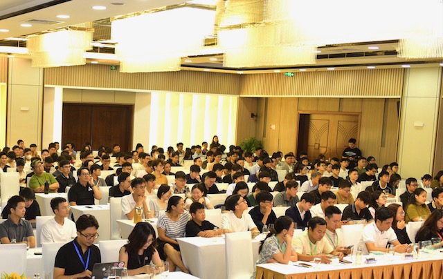 Đông đảo các lập trình viên và sinh viên Công nghệ thông tin tham cwhwong trình.