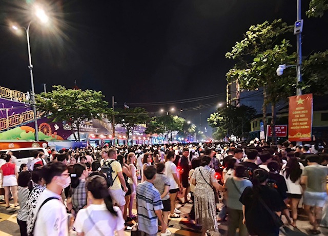 Gần khán đài chính hàng chục nghìn người hâm mộ pháo hoa đang nóng lòng chờ đợi màn trình diễn của 2 đội đại diện Việt Nam và Trung Quốc tại đêm chung kết.