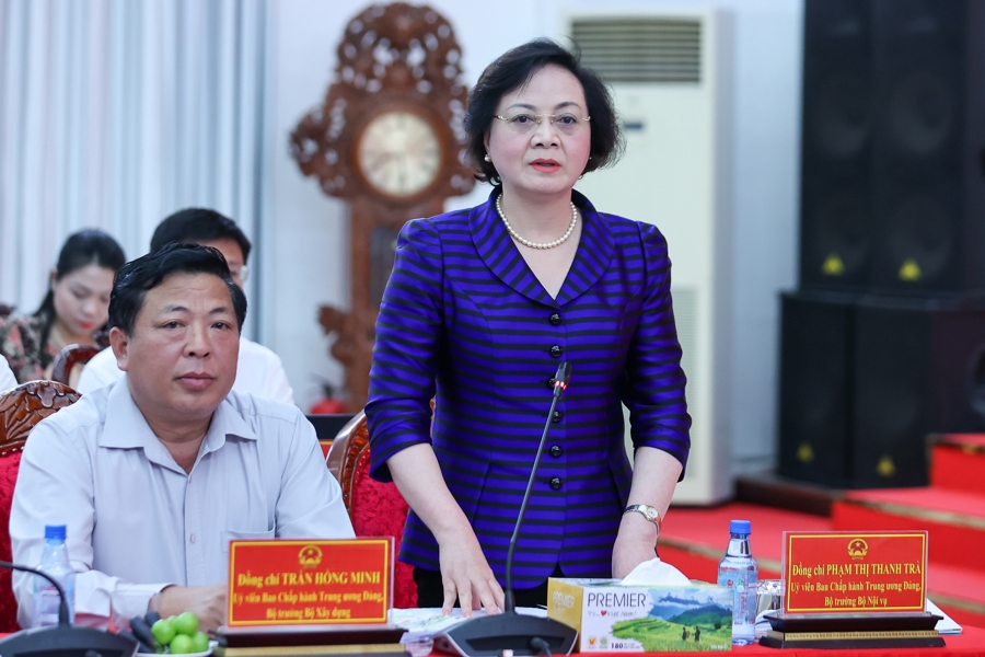 Bộ trưởng Nội vụ Phạm Thị Thanh Trà báo cáo về tình hình thực hiện chính quyền 2 cấp - Ảnh: VGP/Nhật Bắc.