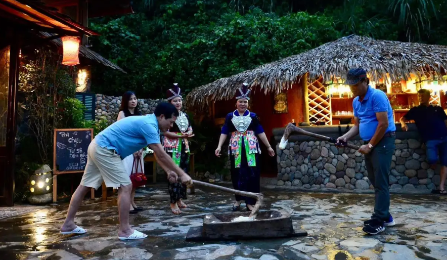 Khách du lịch trải nghiệm cách làm bánh