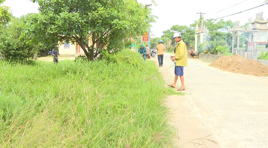 Người dân thôn La Vân Hạ dọn vệ sinh tuyến đường thôn