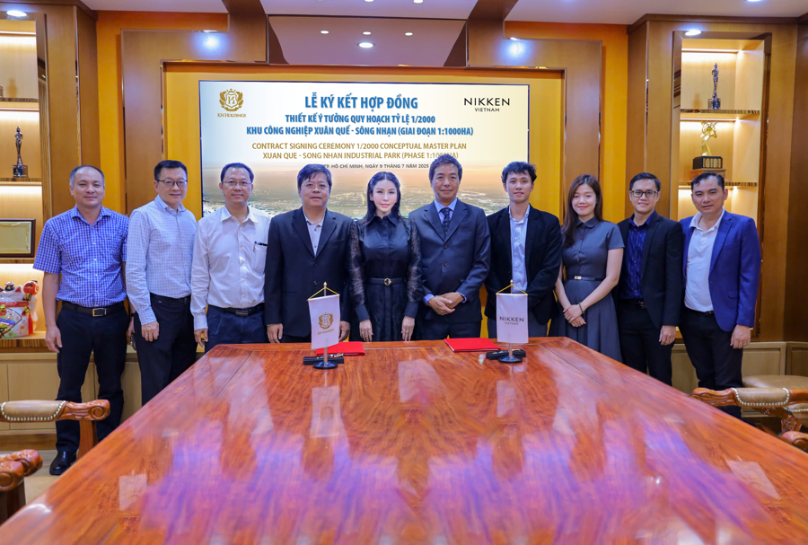 Đại diện Công ty khu công nghiệp Xuân Quế và Nikken Việt Nam chụp ảnh lưu niệm tại lễ ký kết.