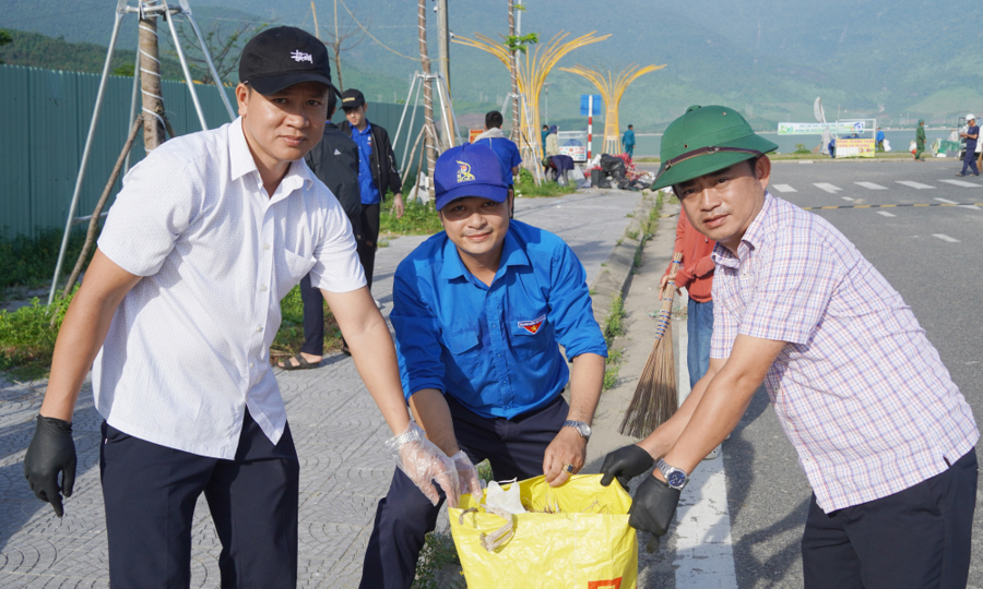 lãnh đạo xã chung tay đi thu gom rác