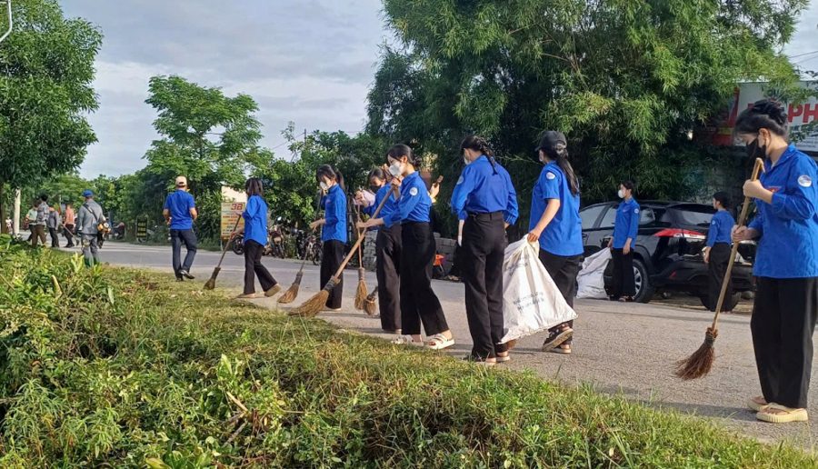 Đoàn viên, thanh niên phường Phong Dinh tích cực tham gia dọn dẹp vệ sinh tại các tuyến đường