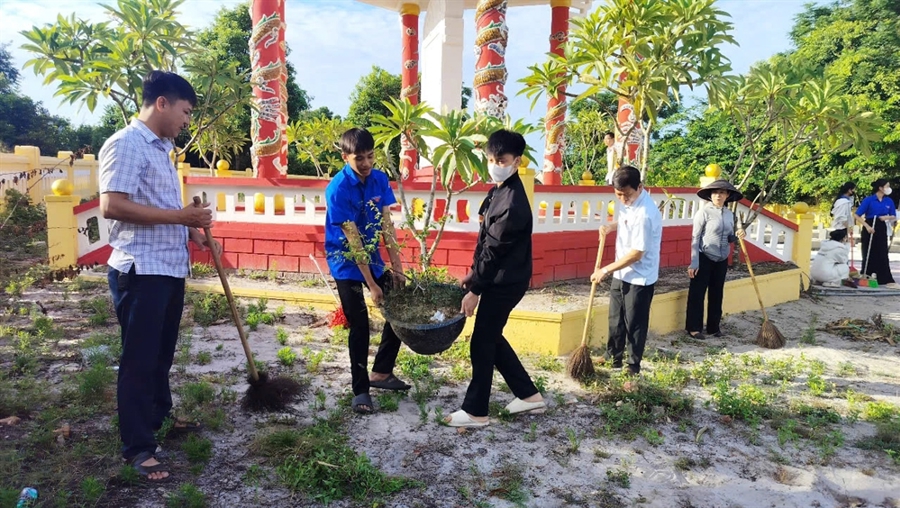 Các tuyến đường dân cư, trụ sở nhà văn hóa, và đặc biệt là nghĩa trang liệt sĩ đều được tổng vệ sinh sạch sẽ, phát quang bụi rậm, chỉnh trang lại cây xanh.