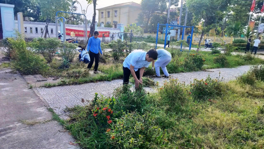 Lãnh đạo phường và người dân tích cực tham gia ngày Chủ nhật xanh