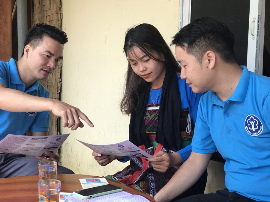 Người dân ở một số địa bàn có điều kiện kinh tế - xã hội khó khăn sẽ được hỗ trợ đóng bảo hiểm y tế. Ảnh: Duy Nguyễn.