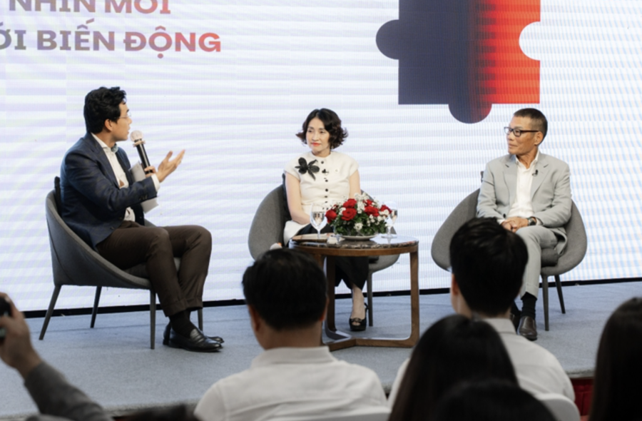Các diễn giả trao đổi tại hội thảo “Kiến tạo tầm nhìn mới trong thế giới biến động” do Viện Đào tạo Quốc tế (ISB.IEI) và VietSuccess tổ chức.