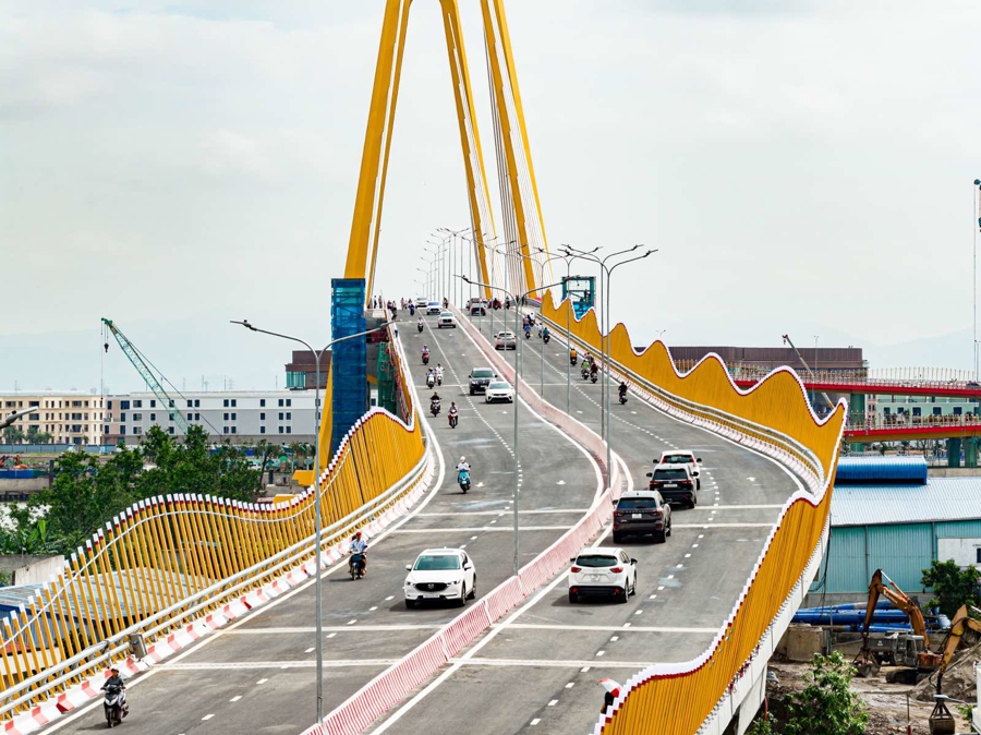 Cầu Hoàng Gia không chỉ giúp người dân di chuyển thuận tiện, nhanh chóng mà còn xác lập vị thế dẫn đầu của Vũ Yên trong không gian phát triển của Thuỷ Nguyên - trung tâm hành chính mới của Hải Phòng.