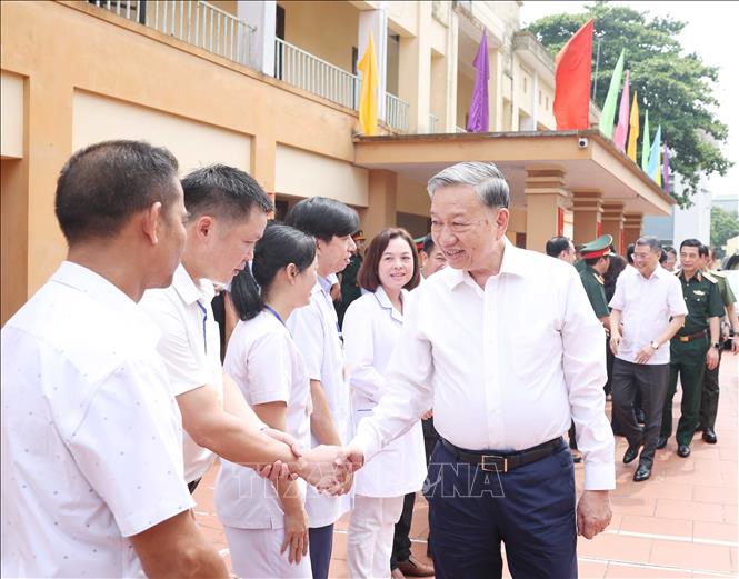 Tổng Bí thư Tô Lâm với các y bác sĩ, điều dưỡng Trung tâm Điều dưỡng thương binh Thuận Thành