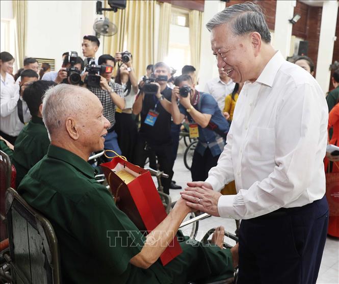 Tổng Bí thư Tô Lâm thăm hỏi và tặng quà cho thương bệnh binh