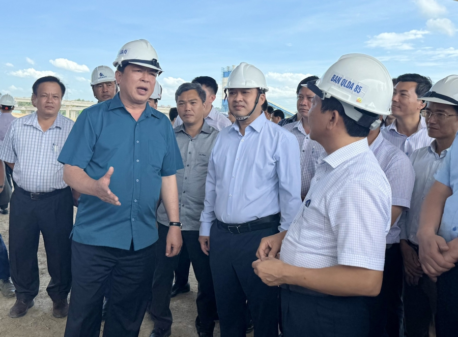 Bộ trưởng Bộ Xây dựng Trần Hồng Minh chỉ đạo tại công trường thi công cao tốc Biên Hoà - Vũng Tàu. Ảnh: Báo Xây dựng.