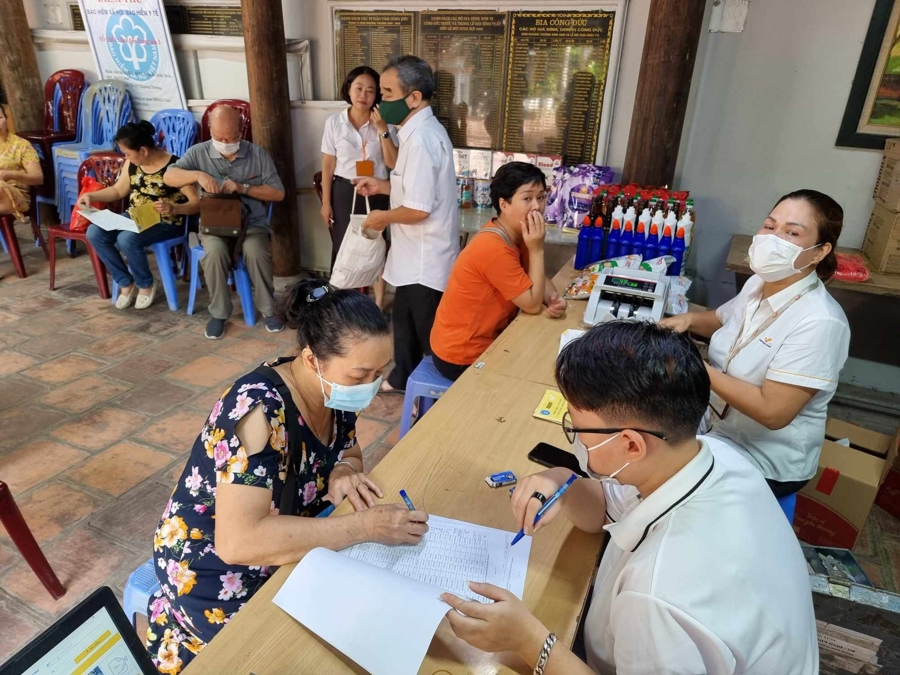 Người cao tuổi nhận chi trả chế độ trợ cấp. Ảnh: XM. 
