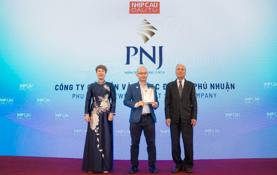 Đại diện PNJ nhận giải thưởng Top 50 CSA 2025. Ảnh: Việt Hùng.