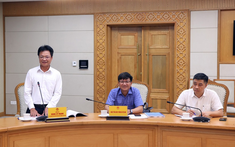 Ông Đặng Sỹ Mạnh, Chủ tịch Hội đồng thành viên Tổng công ty Đường sắt Việt Nam báo cáo tại cuộc làm việc. (Ảnh: VGP)