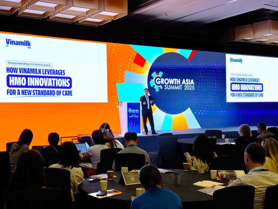 Đại diện Vinamilk, &ocirc;ng Nguyễn Quang Tr&iacute; -Gi&aacute;m đốc điều h&agrave;nh Marketing &ndash; chia sẻ về đột ph&aacute;t 6 HMO trong sản phẩm sữa bột trẻ em Vinamilk Optimum tại diễn đ&agrave;n lớn nhất ch&acirc;u &Aacute; về cơ hội ph&aacute;t triển trong ng&agrave;nh thực phẩm, đồ uống v&agrave; dinh dưỡng (Ảnh: Hồng Nh&acirc;n).