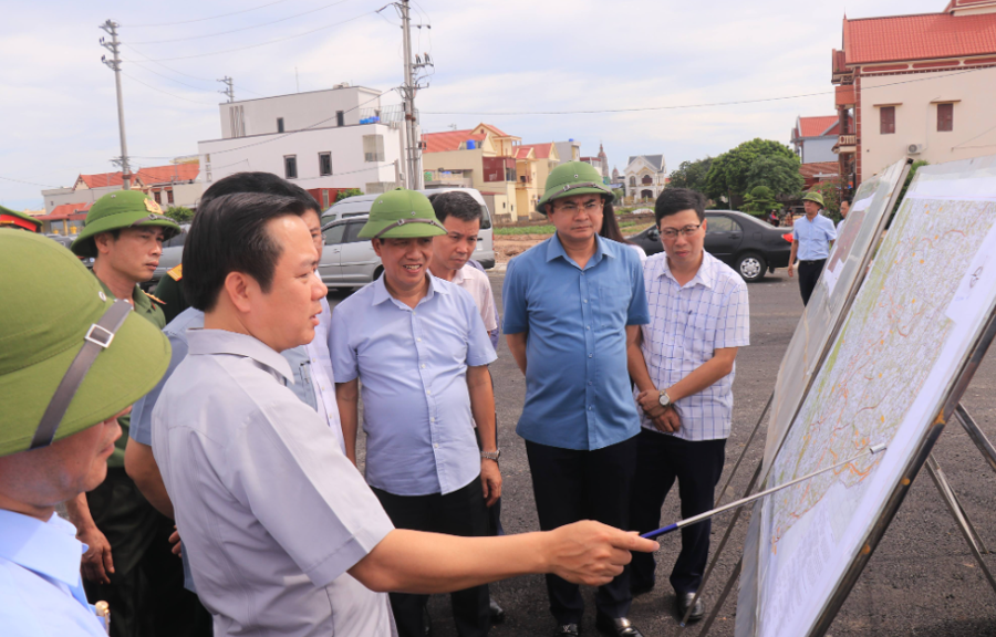 Chủ tịch UBND tỉnh Ninh B&igrave;nh Phạm Quang Ngọc kiểm tra tại n&uacute;t giao tuyến đường bộ mới Nam Định - Lạc Quần - Đường bộ ven biển