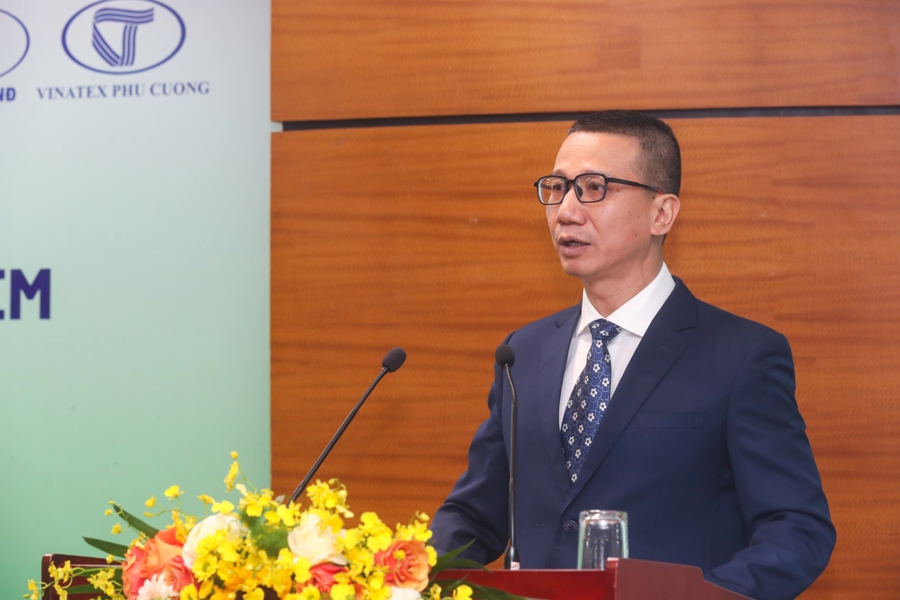 Tổng giaacute;m đốc VNPOLY Trần Huy Thư: Trecirc;n cơ sở năng lực vagrave; kinh nghiệm hiện coacute; của mỗi becirc;n, caacute;c becirc;n thống nhất kyacute; kết Hợp đồng nguyecirc;n tắc về việc tiecirc;u thụ sản phẩm xơ PSF do VNPOLY sản xuất.