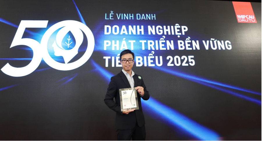Mr. Nguyen Quoc Huy, Deputy Head of Communications and Branding Department at Imexpharm, represents the company to receive CSA 2025 award plaque. Photo: Imexpharm