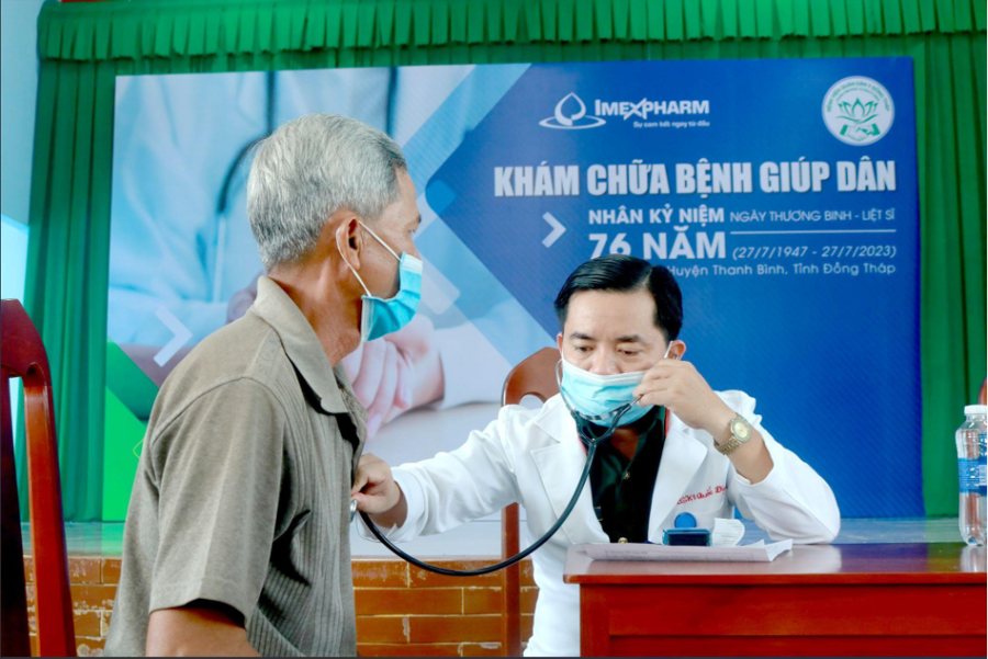 Imexpharm organizes medical check-ups and treatment for local residents. Photo: Imexpharm 