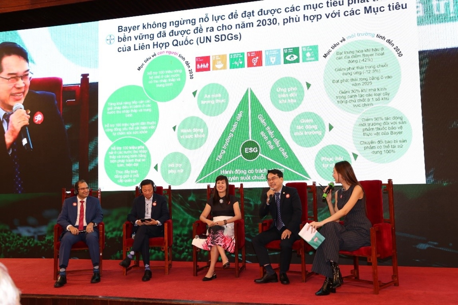Ocirc;ng Nguyễn Hoagrave;ng Sơn, Giaacute;m đốc Bộ phận Giải phaacute;p Quản lyacute; Cacirc;y trồng, Bayer Việt Nam (thứ hai từ phải qua) chia sẻ những mục tiecirc;u phaacute;t triển bền vững của Bayer đề ra. Ảnh: NCĐT.