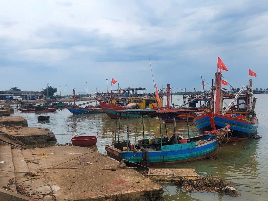 Tàu thuyền neo đậu tại cảng cá Cửa Hội để tránh cơn bão số 3. Ảnh: Đình Tiệp.