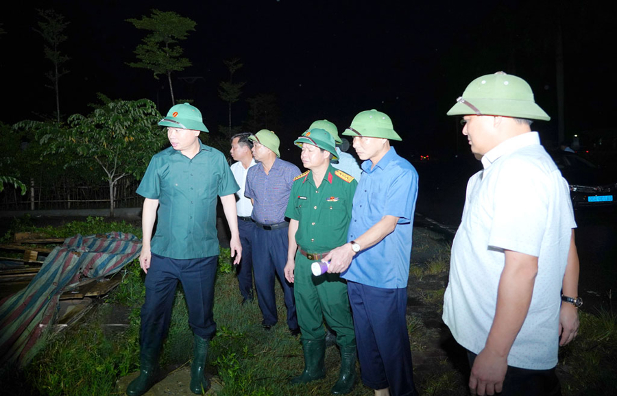 Bí thư Tỉnh uỷ Ninh Bình Trương Quốc Huy kiểm tra các kênh tiêu tại Khu công nghiệp Đồng Văn 2. Ảnh: Hoa Hiên