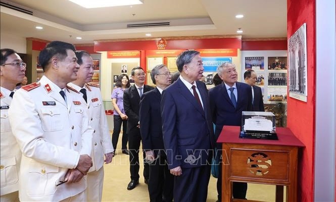 Tổng B&iacute; thư T&ocirc; L&acirc;m thăm ph&ograve;ng truyền thống ng&agrave;nh Kiểm s&aacute;t nh&acirc;n d&acirc;n.
