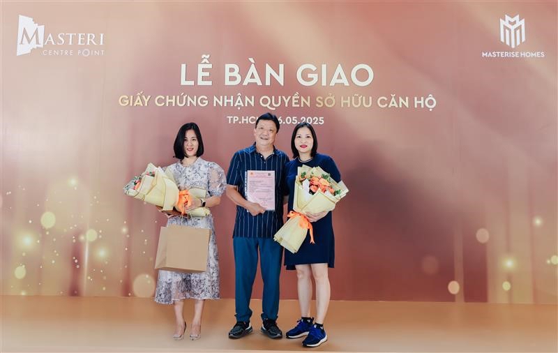 Lễ bàn giao sổ hồng tràn ngập niềm vui của các cư dân Masteri Centre Point.