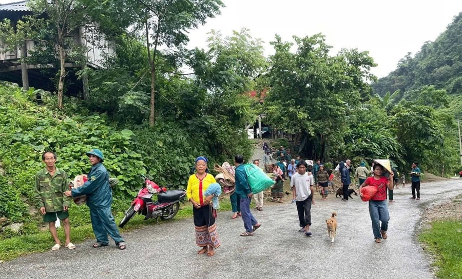 Người dân tích cực hợp tác thực hiện theo sự sắp xếp bố trí của chính quyền địa phương.