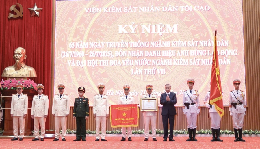 Tổng B&iacute; thư T&ocirc; L&acirc;m trao danh hiệu Anh h&ugrave;ng lao động tặng ng&agrave;nh kiểm s&aacute;t nh&acirc;n d&acirc;n. Ảnh: TTXVN