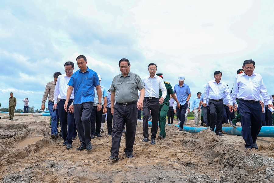 Thủ tướng Phạm Minh Chính kiểm tra công trường dự án thành phần 1 tuyến Cao Lãnh - An Hữu - Ảnh: VGP/Nhật Bắc.
