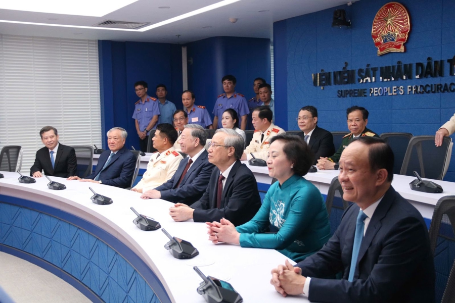 Tổng B&iacute; thư T&ocirc; L&acirc;m tham quan Trung t&acirc;m điều h&agrave;nh th&ocirc;ng minh ng&agrave;nh Kiểm s&aacute;t nh&acirc;n d&acirc;n. Ảnh: TTXVN.