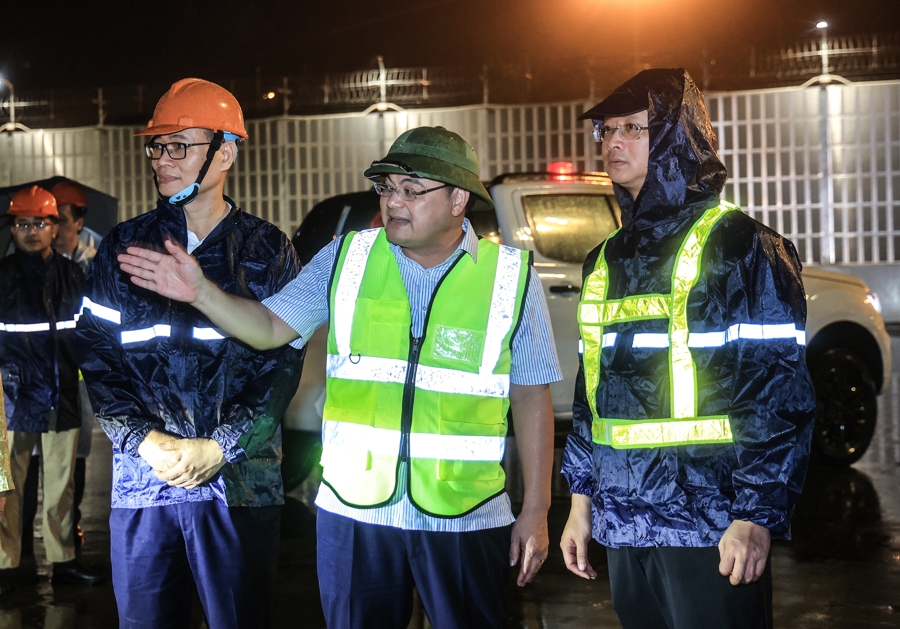 Cục trưởng Cục hàng không Uông Việt Dũng trực tiếp kiểm tra công tác ứng phó bão Wipha tại Sân bay Nội Bài. Ảnh: Tạ Hải.
