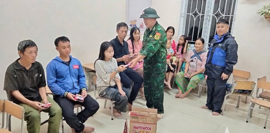 Tối 21/7 trước diễn biến phức tạp của b&atilde;o số 3, Đồn Bi&ecirc;n ph&ograve;ng P&ugrave; Nhi đ&atilde; phối hợp với ch&iacute;nh quyền địa phương ho&agrave;n th&agrave;nh sơ t&aacute;n 92 hộ d&acirc;n/ 496 nh&acirc;n khẩu tại c&aacute;c bản &Uacute;n v&agrave; X&igrave; Lồ (x&atilde; Mường L&yacute;) ra khỏi khu vực nguy hiểm.