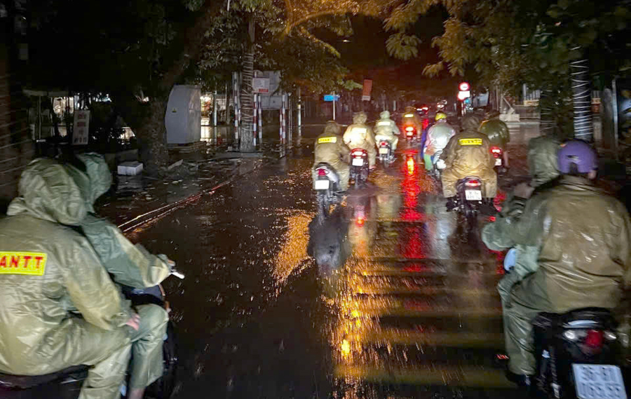 Trắng đêm căng mình chống bão lũ - Ảnh 1