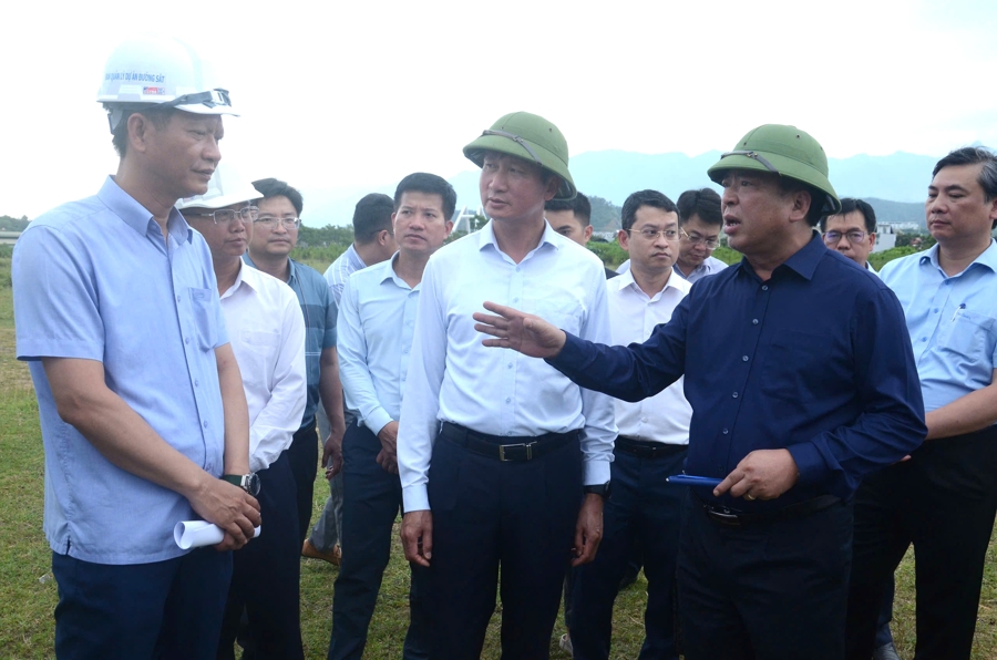 Bộ trưởng Trần Hồng Minh trực tiếp kiểm tra thực địa dự án đường sắt Lào Cai - Hà Nội - Hải Phòng. Ảnh: Báo Xây dựng