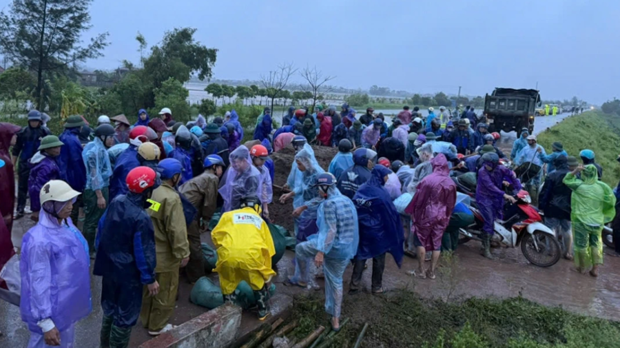 Lực lượng chức năng tỉnh Ninh Bình cùng người dân sử dụng bao tải cát, tre nứa và các phương tiện cơ giới để gia cố, xử lý sự cố sạt lở, đồng thời triển khai phương án bảo vệ an toàn tuyến đê.