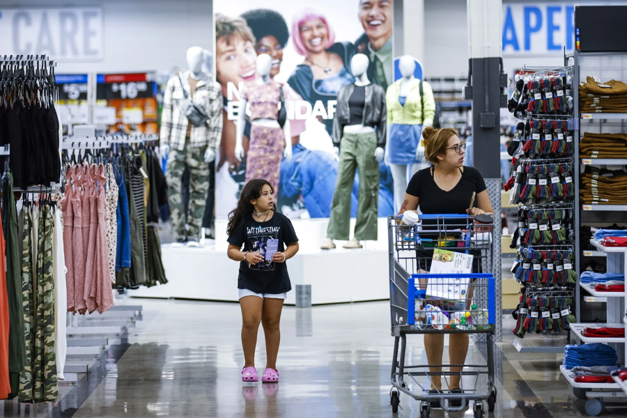 Các nhà cung cấp cho Walmart đã trì hoãn hoặc tạm dừng một số đơn hàng may mặc từ các nhà sản xuất Banglades.