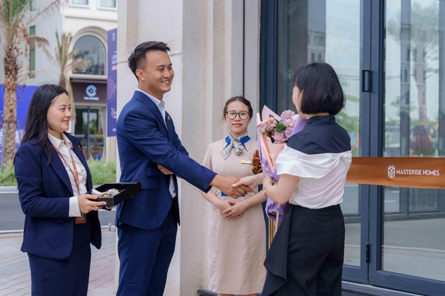 Những khách hàng đầu tiên nhận bàn giao Shoptique tại The Centric.
