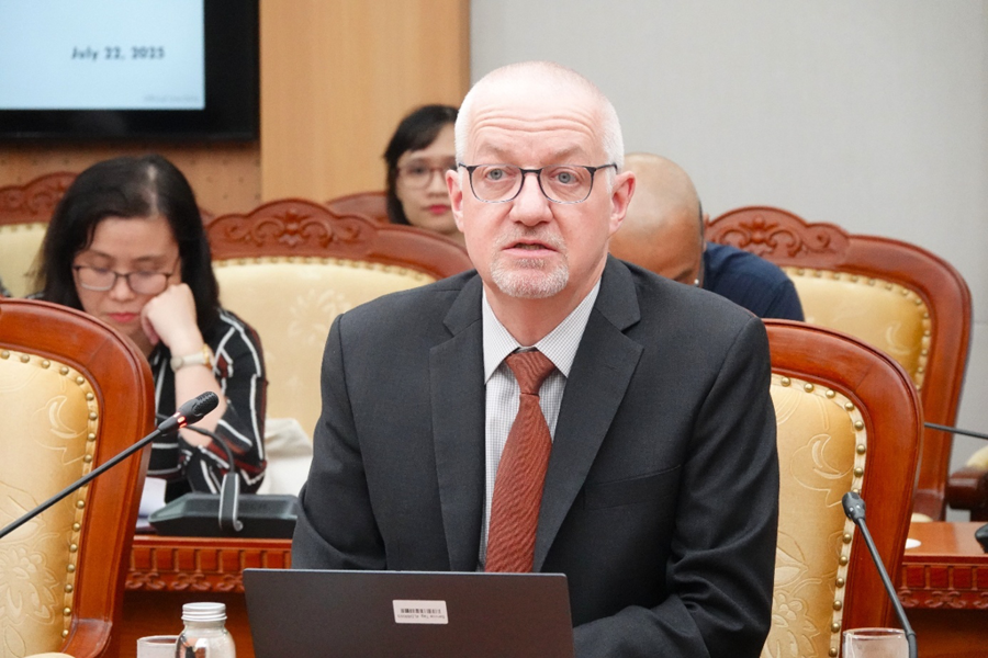 Mr. Lars Jassen, the World Bank’s Senior Debt Management Specialist, at the meeting. (Source: MoF)