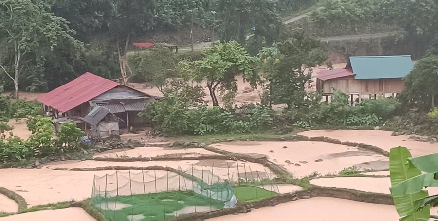 Tối ngày 23/7, xã biên giới Nhôn Mai vẫn đang bị cô lập hoàn toàn. Theo thông tin từ lãnh đạo xã trận lũ lịch sử có sức tàn phá khủng khiếp trong những ngày qua đã gây cho xã những thiệt hại vô cùng nặng nề. Trên địa bàn xã có một người dân tử vong do sạt lở đất vùi lấp, 20 ngôi nhà bị cuốn trôi hoàn toàn, hàng chục ngôi nhà phải di dời khẩn cấp. Diện tích trồng lương thực, hoa màu của nhân dân gần như bị mất trắng, đất đá vùi lấp.