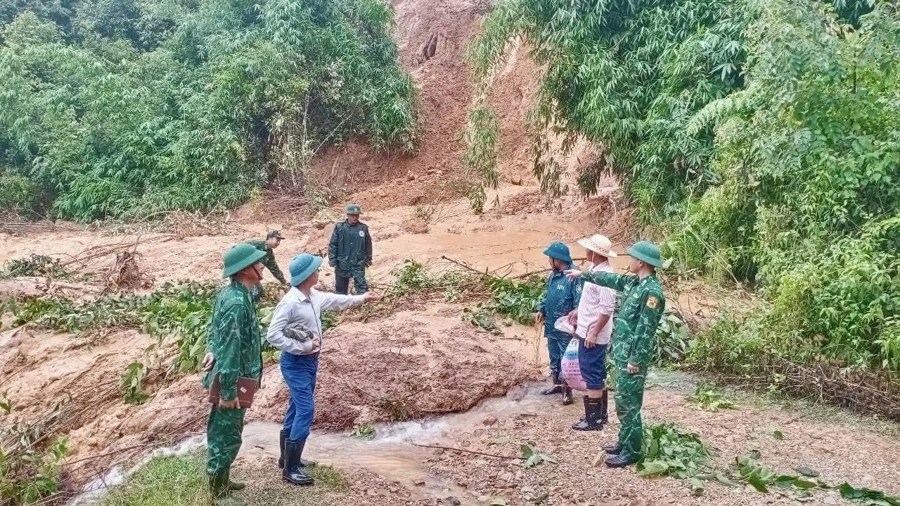 Lực lượng biecirc;n phograve;ngnbsp;cugrave;ng chiacute;nh quyền vagrave; caacute;c lực lượng trecirc;n địa bagrave;n tham gia giuacute;p dacirc;n khắc phục hậu quả thiecirc;n tai trecirc;n địa bagrave;nhellip;