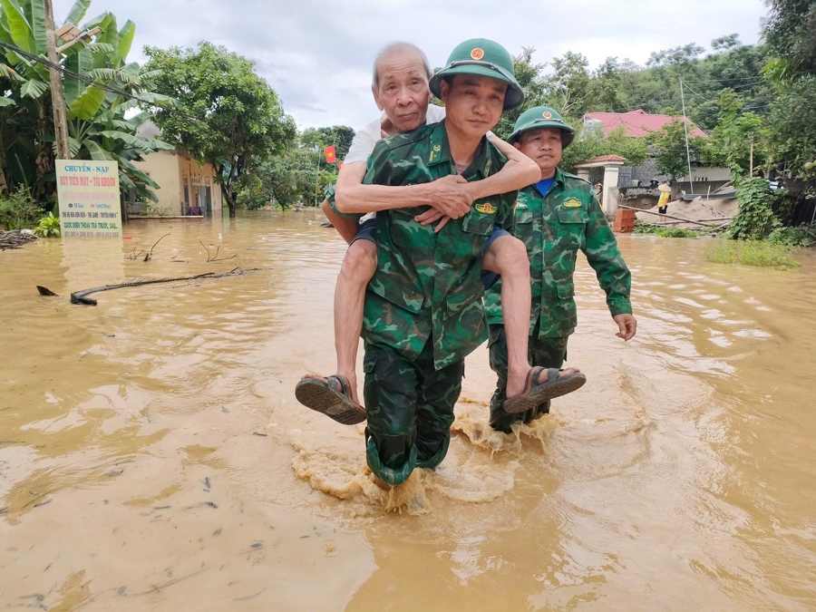 Nghệ An: Mưa lũ khiến hơn 3.200 ngôi nhà ngập nước, di dời hàng nghìn hộ dân - Ảnh 1