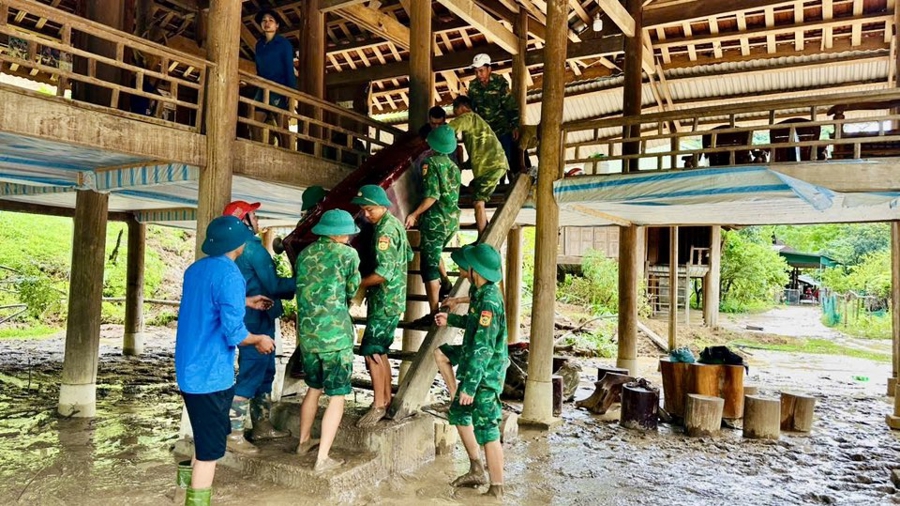 Đồn Biên phòng Thông Thụ phối hợp với các lực lượng trên địa bàn tham gia hỗ trợ di chuyển các loại tài sản nhà dân, tháo dỡ 03 nhà sàn có nguy cơ sạt lở