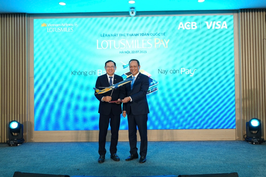 Tổng giám đốc Vietnam Airlines, ông Lê Hồng Hà tặng quà lưu niệm cho ông Từ Tiến Phát, Tổng giám đốc Ngân hàng TMCP Á Châu (ACB).