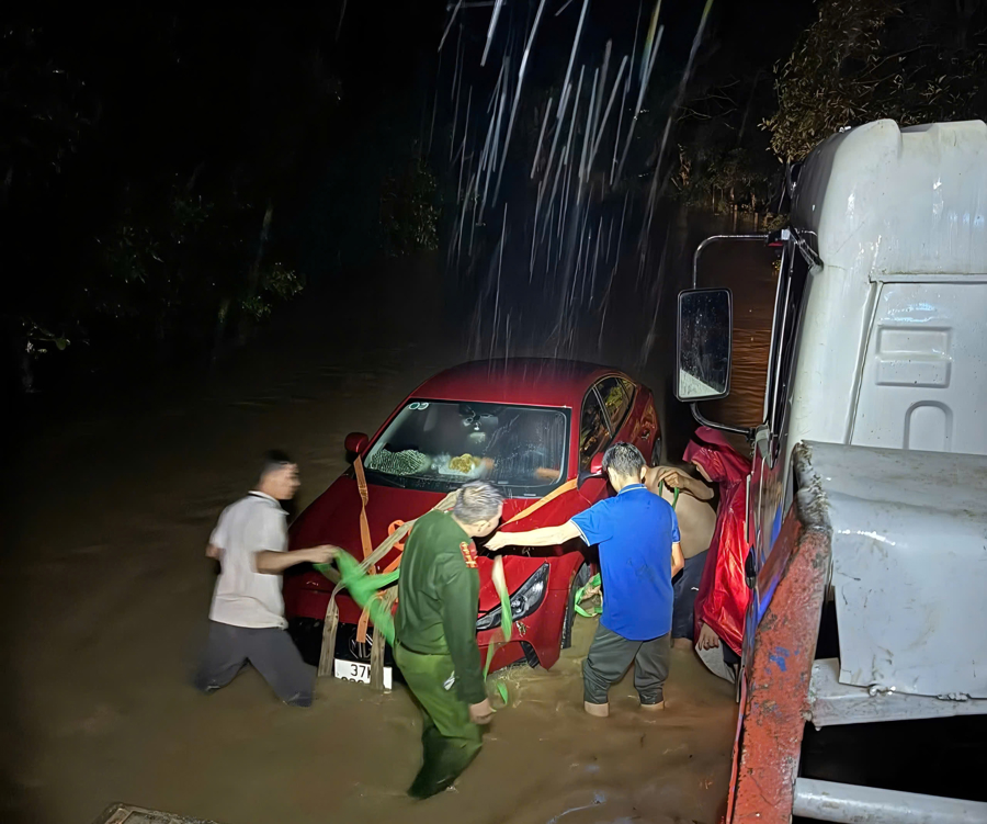 Lực lượng c&ocirc;ng an đang thực hiện cứu hộ phương tiện tại điểm ngập.
